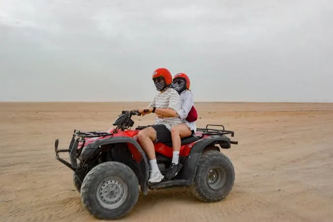 Hurghada Super Safari – 5Heures de Quad Biking, dromadaire, Diner & Show